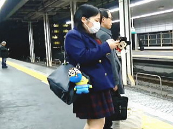 【盗撮】ミニスカ制服なのになかなかパンチラしない駅にいた女子校生たちを強制スカメク♪の画像