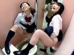 【盗撮】行列や通勤ラッシュが大好きな日本では女子校生たちも小便ラッシュが日常茶飯事な件♪の画像