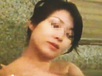 【盗撮】老舗高級温泉旅館の女湯であり得ない距離から全裸を盗み撮られた色っぽマダムたち♪の画像