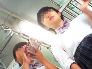 【盗撮】通学電車内で次々と逆さ撮りカメラの前にやって来る生々しい生脚の女子校生たち♪の画像