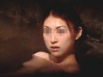 【盗撮】雰囲気バツグンの女湯の岩風呂で全裸マーメイド状態で入浴してるご婦人を隠し撮り♪の画像