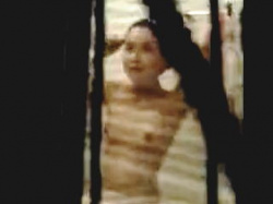 【盗撮】近所の女子大生のお風呂タイムをブラインド越しに覗き撮りしてたらバレちまった♪の画像