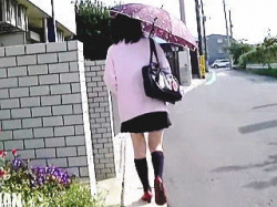 【盗撮】傘を持った女子校生にパンチラ逆さ撮りアタックしてそこそこバレてる無謀な撮り師♪の画像