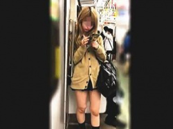 【盗撮】たまたま撮り師と一緒の電車に乗ってしまったギャル系女子校生の通学パンチラ♪の画像