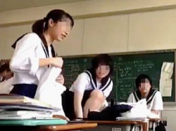 【盗撮動画】セーラー女子学生たちが教室内で一斉に着替える様子を観察してる理系の教師♪の画像