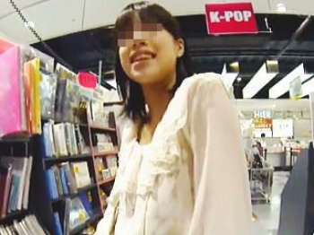 【盗撮動画】レンタル店で見かけた女子にフェイクで声掛けてから清純なパンチラを撮りまくり♪の画像