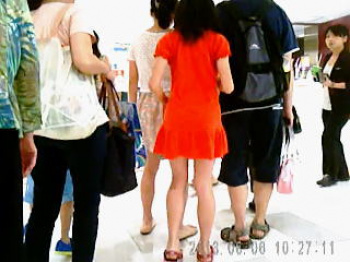 【盗撮動画】デパ地下に家族と買い物に来た赤いワンピＪＣの甘酸っぱいパンチラ逆さ撮り♪の画像