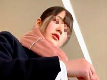 【盗撮動画】ひだひだの制服ミニスカ穿いた女子校生の清純パンチラはオジサンたちの主食です♪の画像