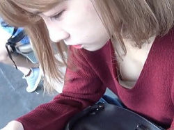 【盗撮動画】駅のホームでスマホに熱中してる女の子がノーフィットブラで微乳を胸チラ中♪の画像