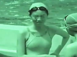 【盗撮動画】コレ発見したヤツ天才！赤外線カメラで水着越しの乳首を盗み撮られたプール女子♪の画像