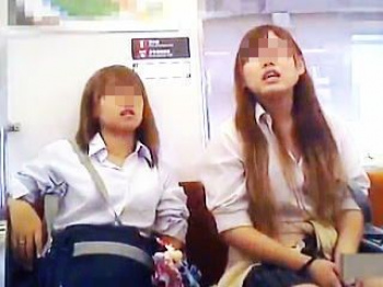 【盗撮動画】今日はどっちでヌク？って感じで誘ってくる渋谷系女子校生たちの破廉恥パンチラ♪の画像