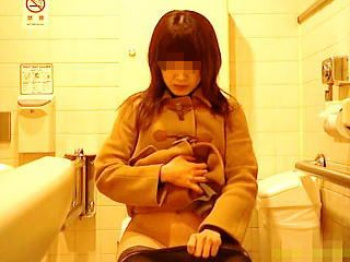 【盗撮動画】デパートらしき女子トイレでナプキン装着してるお姉さんの自然体なオシッコ風景♪の画像
