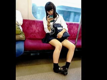 【盗撮動画】電車で生脚を盛大に露出させてパンチラよりも視姦歓迎をアピールしてる女子校生♪の画像