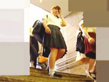 【盗撮動画】パンチラＮＧをアピールしてる健康的な女子校生の禁断の下半身は見応え十分♪の画像