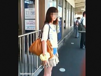【盗撮動画】電車を待つ駅のホームで子供のような仕掛けでパンチラ撮られた貧乳美脚女子大生♪の画像