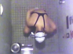 【盗撮動画】スイミングスクールの女子トイレでオシッコしてる水着娘たちを上から覗き撮り♪の画像