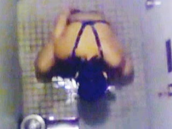 【盗撮動画】プールのトイレで競泳水着の股の部分をずらして器用にオシッコしてる女の子たち♪の画像