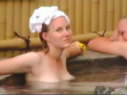 【盗撮動画】ヌーディストビーチ感覚で日本の露天風呂を堪能してる金髪ガールたち♪の画像
