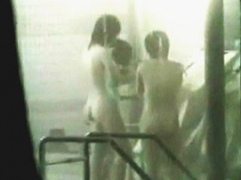 【盗撮動画】合宿風呂の曇りガラス越しに眺めるうら若き娘たちの裸体は逆に興奮増し増し♪の画像