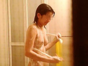 【盗撮動画】ＪＣと断言してもいい女の子のシャワータイムを毎晩覗ける勝ち組のオッサン♪の画像