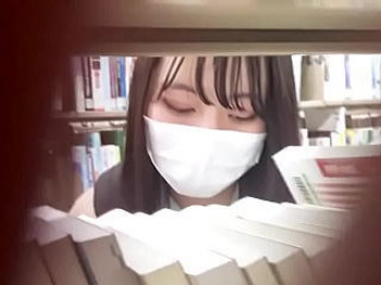 【盗撮動画】図書館だけど思わずその場でシコりたくなる！マスク美人ＪＫのしゃがみパンチラ♪の画像