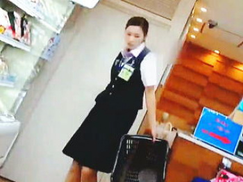 【盗撮動画】空港内のショップで働く女性店員さんの麗しきパンスト越しのセクシーパンティ♪の画像