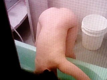 【盗撮動画】立ちバックでヒィーヒィー言わせたくなるお風呂を洗ってる知り合いの全裸奥さん♪の画像