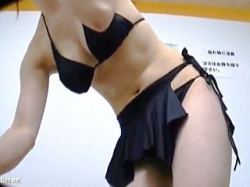 【盗撮動画】市民プールの女子更衣室で隠し撮りされた特殊なビキニスタイルのメロン乳美少女♪の画像