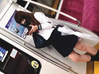 【盗撮動画】ガラガラの電車内で立ってる黒マスクセーラーＪＫの喰い込みＴバックでフル勃起必至♪の画像