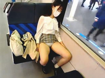 【盗撮動画】電車のボックスシートで死んだように爆睡してる美形女子にやりたい放題やって放置ｗ♪の画像
