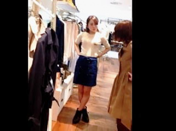 【盗撮動画】今日は彼女と買い物デート…のついでに接客してくれた店員さんのパンチラもゲット♪の画像