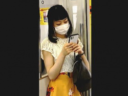 【盗撮動画】電車内でたっぷりとＪＤタゲを撮影してパンティ想像してからエスカで逆さ撮り♪の画像