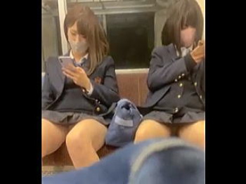 【盗撮動画】電車内で黙々とスマホを眺めるＪＫたちのパンチラを悶々と撮る帰宅途中のオレ♪の画像
