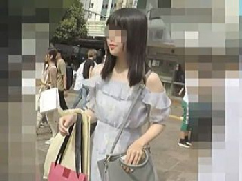 【盗撮動画】確実に色気が増し始めている女の子の美尻を包み込む眩しすぎるパンチラで昇天♪の画像