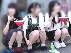【盗撮動画】バッチリわかるシミパン晒しながら公園で友達と食事してるムチムチ生脚の女の子♪の画像