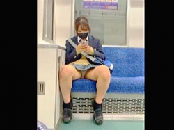 【盗撮動画】撮り師が好物な青チェにミニスカ黒マスクＪＫが想定通りの淫乱パンチラ大開放♪の画像