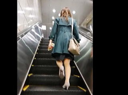 【盗撮動画】人がまばらな駅のエスカレーターで清楚なパンティ撮られた早朝出勤のＯＬさん♪の画像