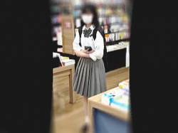 【盗撮動画】制服系や私服系にレイヤー系の少女たちが集う書店でシコネタパンティいただきますた♪の画像