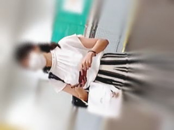 【盗撮動画】ついに現役女子〇ナが盗撮被害に？ロンスカ捲られて清廉な純白パンティを撮られた女子穴♪の画像