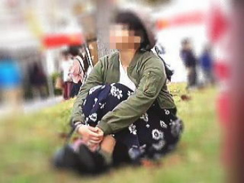 【盗撮動画】公園で見かけたいやらしさを微塵も感じさせないぼっち女子のギャップ純白パンチラ♪の画像