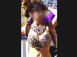 【盗撮動画】公衆の面前で爆乳を激しく揺さぶりカメコたちをフル勃起させてるサンバダンサーの女の子♪の画像