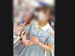 【盗撮動画】激萌えピンクパンティ穿いたレイヤーっぽい女の子にヒップアタック喰らった本屋専属撮り師♪の画像