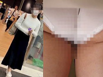 【盗撮動画】ロングスカートで撮り師対策してるのに毎日スカート捲られてパンティ撮られたアイドル系ＪＤ♪の画像