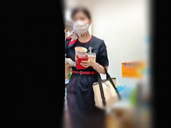 【盗撮動画】コンビニレジに並んでる空港職員っぽい制服淑女の黒パンスト越しのエロチックパンティ拝見♪の画像