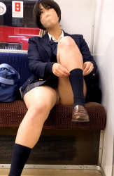 電車の対面シートからわざとパンツを見せつける痴女JKたちの画像