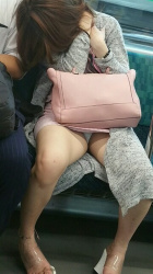 【対面パンチラ】電車内で爆睡して淫乱なお股を開く欲求不満熟女さんの画像