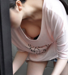 【胸チラ盗撮】Tシャツ女子たちの隙きを見てたわわな巨乳胸チラ盗撮の画像