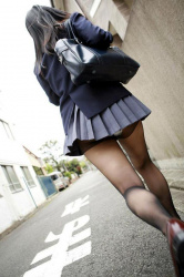 【街撮り盗撮】きれいな足がエロすぎる女子高生たちの黒パンスト盗撮の画像