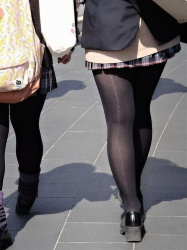 【女子校生盗撮画像】綺麗な足が締まる黒パンストとミニスカ女子校生の画像