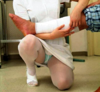 【パンチラ盗撮】スカート姿の看護師のエロパンチラ盗撮の画像